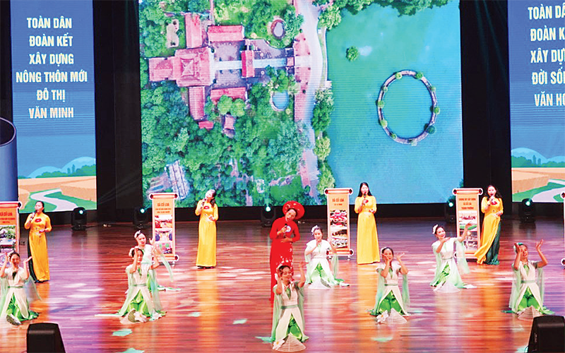 Tiết mục biểu diễn vòng Chung khảo Hội thi “Trưởng thôn thân thiện” thành phố Hà Nội lần thứ 3.