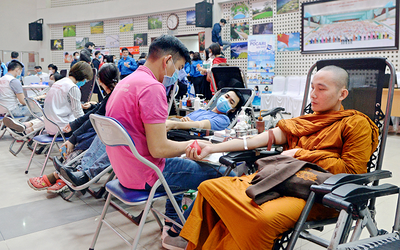 Phật tử hiến máu cứu người tại Viện Huyết học-Truyền máu Trung ương. (Ảnh MỸ HÀ)