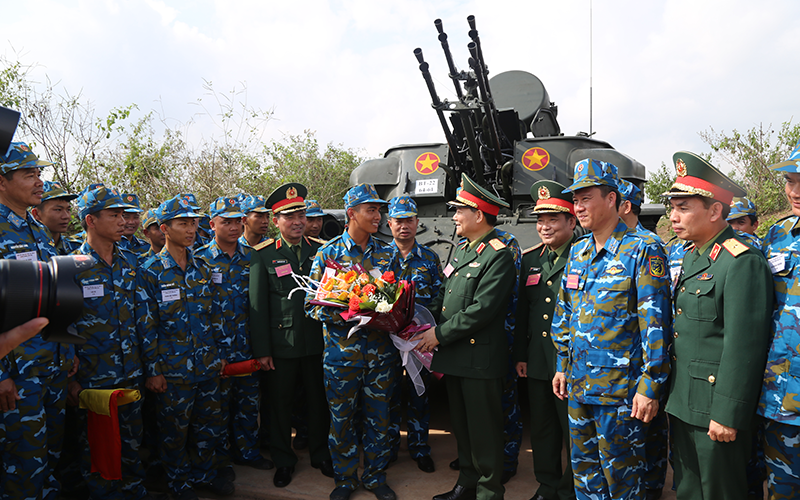 Thiếu tướng Phạm Trường Sơn, Phó Tổng Tham mưu trưởng QĐND Việt Nam tặng hoa kíp chiến đấu Tiểu đoàn 9, Trung đoàn 64, Sư đoàn 361. (Ảnh TUYÊN HUẤN)