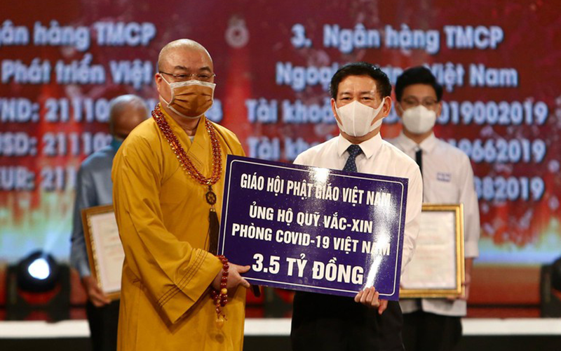 Đại diện Giáo hội Phật giáo Việt Nam trong một chương trình ủng hộ Quỹ vắc-xin phòng Covid-19. (Ảnh ANH MINH)