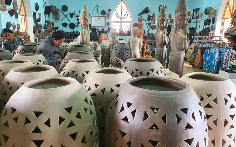 Sản phẩm gốm mỹ nghệ làng Bàu Trúc trưng bày phục vụ du khách tham quan.