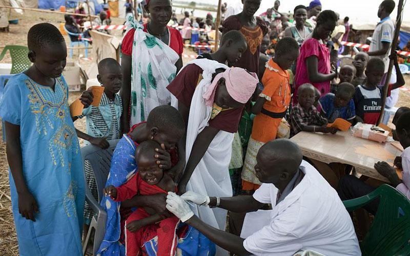 Tiêm vắc-xin ngừa bệnh sởi cho trẻ em ở Nam Sudan.