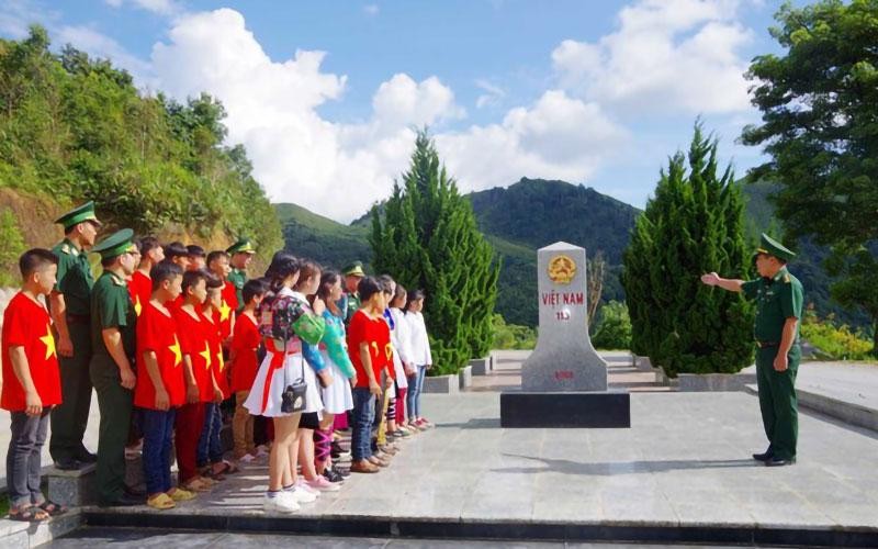 Bộ đội Biên phòng tỉnh Điện Biên giới thiệu về cột mốc 113 tại Cửa khẩu quốc tế Tây Trang-Pang Hốc cho các em học sinh.