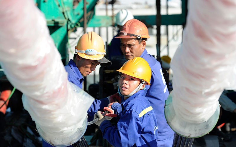 Công nhân vận hành máy cắt thủy lực tại xưởng đóng tàu thủy, Nhà máy đóng tàu Hồng Hà (Hải Phòng). (Ảnh NGUYỄN ĐĂNG) 