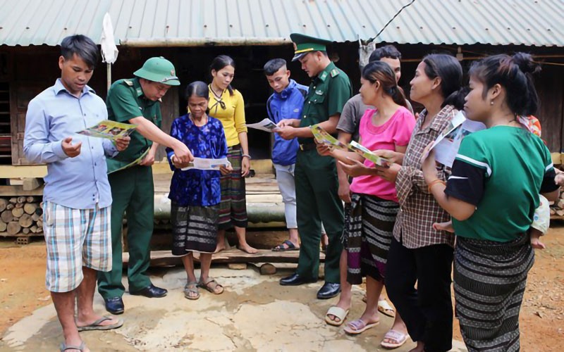 Bộ đội Biên phòng tỉnh Quảng Trị tuyên truyền về chủ trương, đường lối của Đảng và chính sách, pháp luật của Nhà nước cho người dân xã Ba Nang, huyện Đakrông.