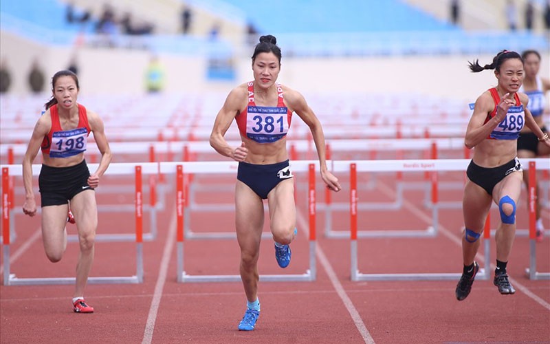 VĐV đoàn Quân đội Bùi Thị Nguyên (381) phá kỷ lục đại hội nội dung chạy 100m rào nữ. (Ảnh MINH ANH)
