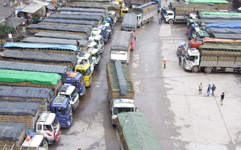 Các xe chở hàng hóa tại Cửa khẩu Tân Thanh (huyện Văn Lãng, Lạng Sơn) chờ làm thủ tục thông quan xuất khẩu hàng sang biên giới.