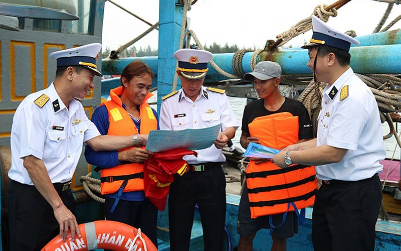 Cán bộ Vùng 2 Quân chủng Hải quân hướng dẫn ngư dân huyện Xuyên Mộc, tỉnh Bà Rịa-Vũng Tàu về các âu tàu, làng chài ở Trường Sa.