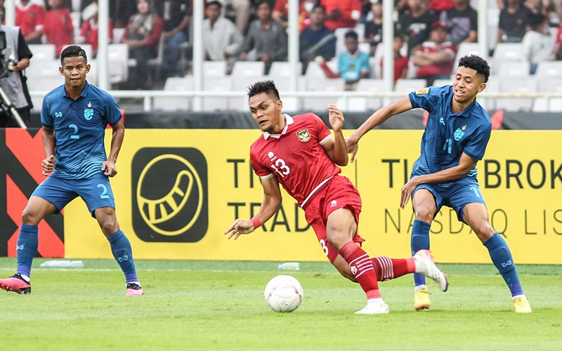 Pha tranh bóng trong trận Indonesia (áo đỏ) hòa Thái Lan 1-1.