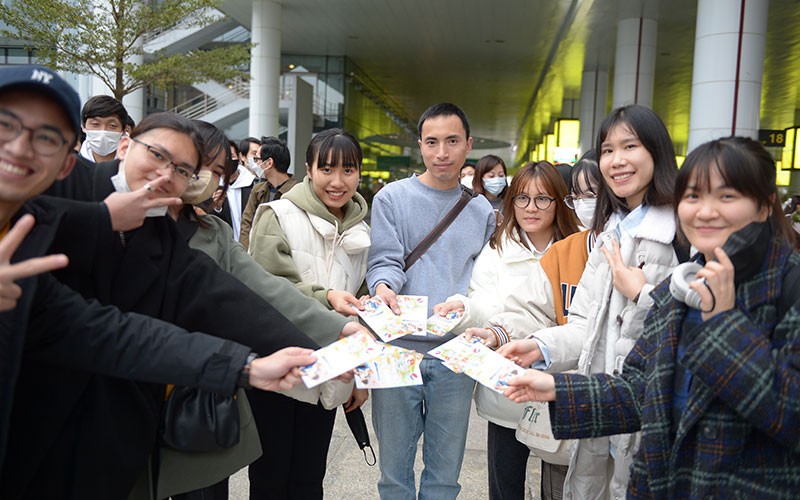 Sinh viên, người lao động trẻ, thanh niên công nhân có hoàn cảnh khó khăn hân hoan sau chuyến bay từ Nhật Bản trở về Việt Nam trong chương trình "Mang Tết về nhà" năm 2023 tại Cảng hàng không quốc tế Nội Bài (Hà Nội). (Ảnh DƯƠNG TRIỀU)