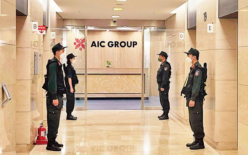 Cơ quan chức năng khám xét trụ sở Công ty AIC. Nguồn: Vietnam+