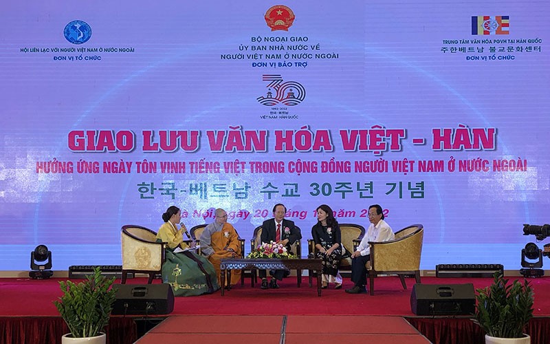 Buổi tọa đàm về đời sống kiều bào Việt Nam và Hàn Quốc tại mỗi nước.