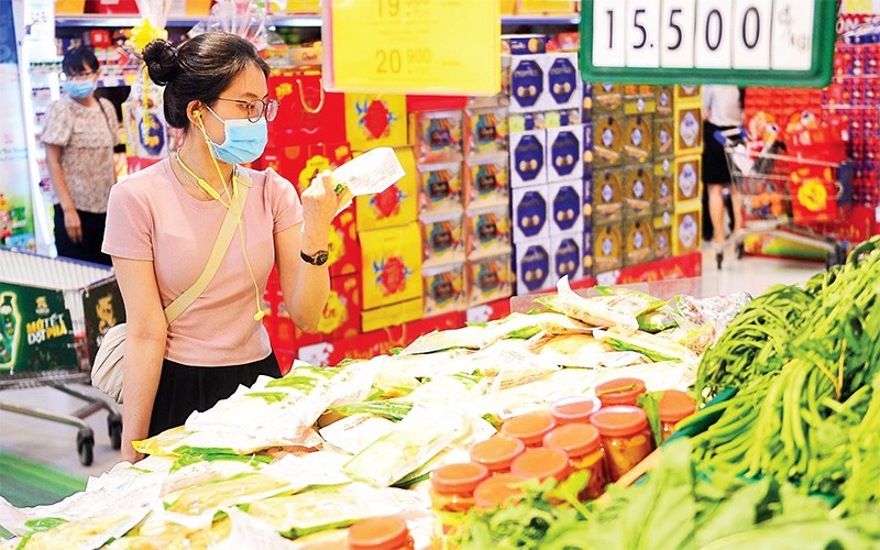 Người dân mua sắm hàng hóa trong những ngày cận Tết tại một siêu thị Co.opmart. (Ảnh CTV).