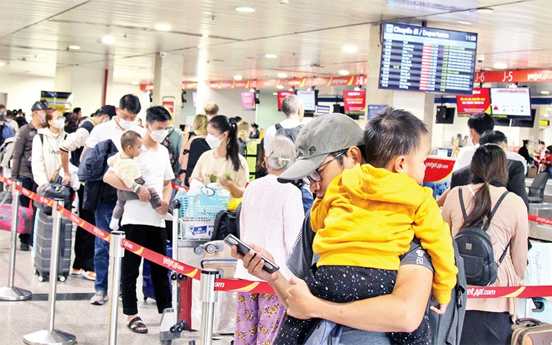 Người dân bắt đầu đổ về sân bay Tân Sơn Nhất để về quê dịp Tết Nguyên đán Quý Mão 2023. (Ảnh Thế Anh)