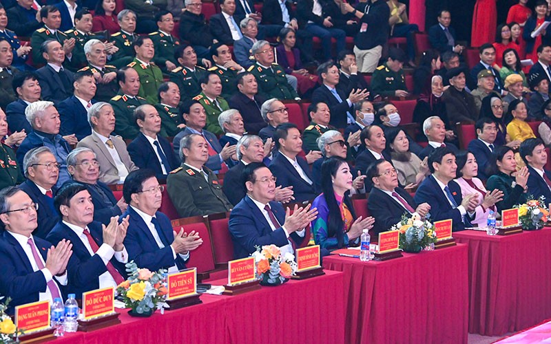 Chủ tịch Quốc hội Vương Đình Huệ cùng các đồng chí lãnh đạo, nguyên lãnh đạo Đảng, Nhà nước và các đại biểu dự lễ kỷ niệm. (Ảnh VŨ LINH)