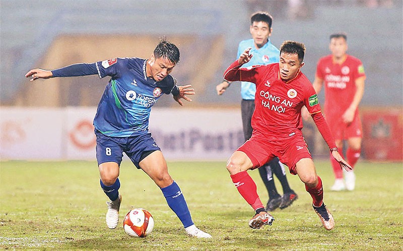 Công an Hà Nội (áo đỏ) ra mắt ấn tượng, thắng Topenland Bình Định 5-0. (Ảnh VPF)