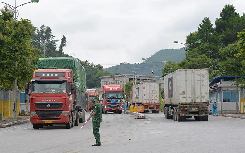 Cán bộ, chiến sĩ Đồn Biên phòng Cửa khẩu quốc tế Hữu Nghị, Cao Lộc (Lạng Sơn) hướng dẫn xe chở hàng hóa vào khu vực cửa khẩu.