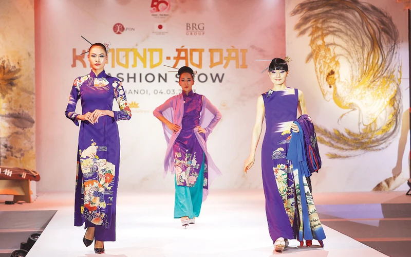 Những bộ áo dài Việt Nam được may từ chất liệu vải kimono trong phân cảnh “Truyền thống gặp gỡ truyền thống”.