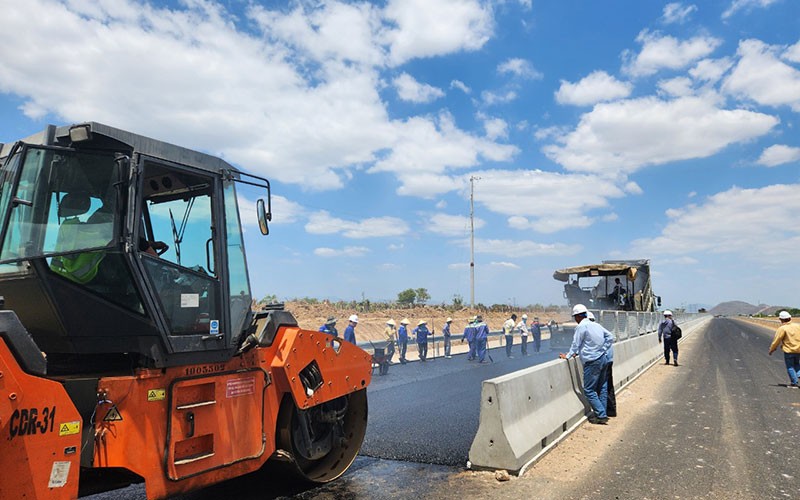 Nhà thầu Vinaconex triển khai thảm lớp bê-tông nhựa C12,5 tuyến chính đường cao tốc Vĩnh Hảo-Phan Thiết.