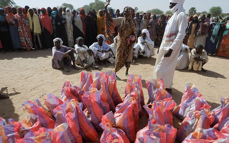 Người tị nạn Sudan xếp hàng nhận viện trợ nhân đạo. (Ảnh REUTERS)