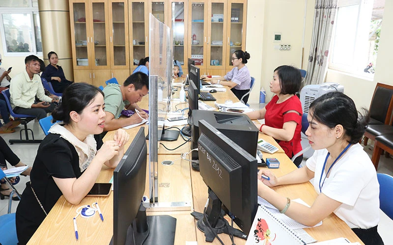 Người lao động đến Trung tâm Dịch vụ việc làm tỉnh Bắc Giang làm thủ tục đề nghị hưởng trợ cấp thất nghiệp. (Ảnh MINH THẮNG) 