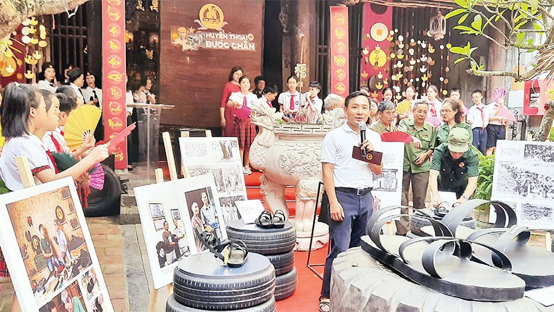 Anh Nguyễn Tiến Cường chia sẻ câu chuyện về những chiếc dép lốp - những đôi dép giản dị mà nói lên ý chí của người Việt Nam một thời.