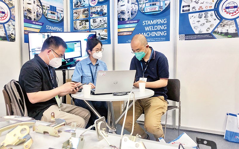 Các doanh nghiệp giới thiệu sản phẩm tại “Hội chợ sản phẩm công nghiệp, máy móc thiết bị và tự động hóa Hà Nội 2023”.