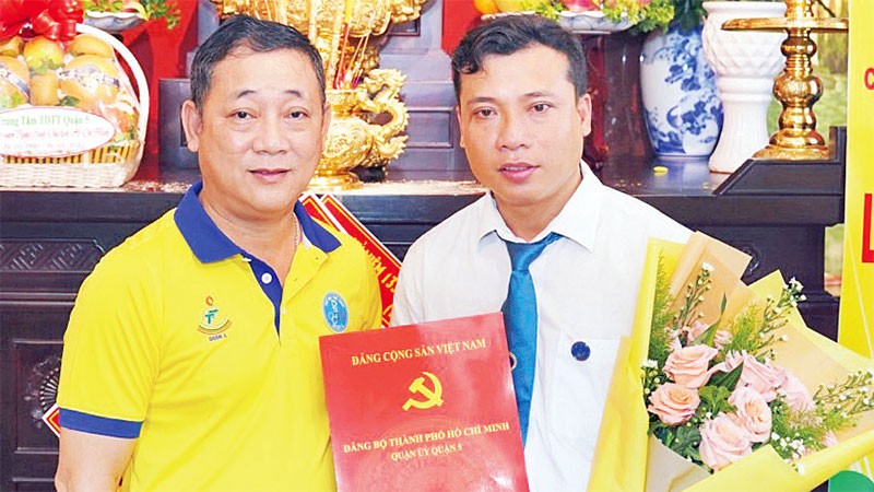 Bí thư Chi bộ, Giám đốc Trung tâm Thể dục Thể thao Quận 5 Nguyễn Ngọc Tú và vận động viên Huỳnh Khắc Nguyên tại lễ kết nạp đảng viên.