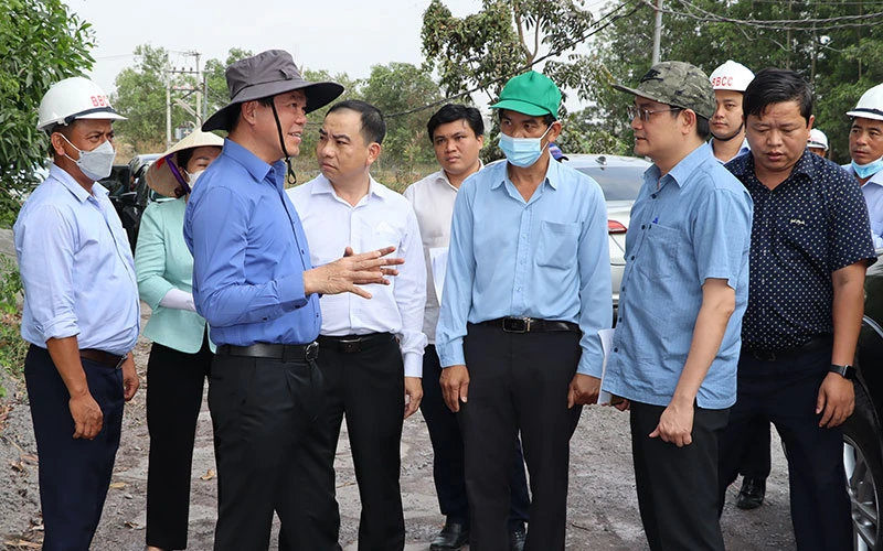 Bí thư Tỉnh ủy Đồng Nai Nguyễn Hồng Lĩnh (người đội mũ tai bèo) kiểm tra khu vực khai thác đá ở thành phố Biên Hòa.