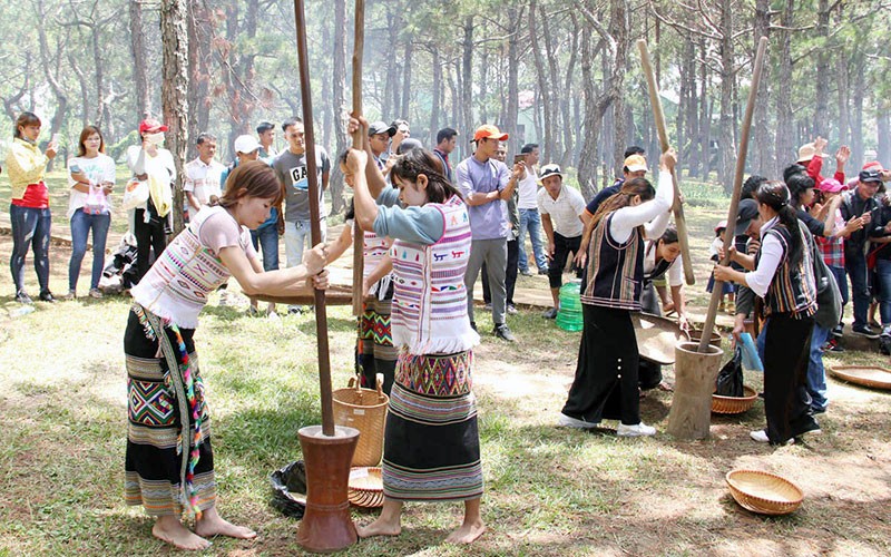 Đồng bào các dân tộc Tây Nguyên cùng vui ngày hội buôn làng.
