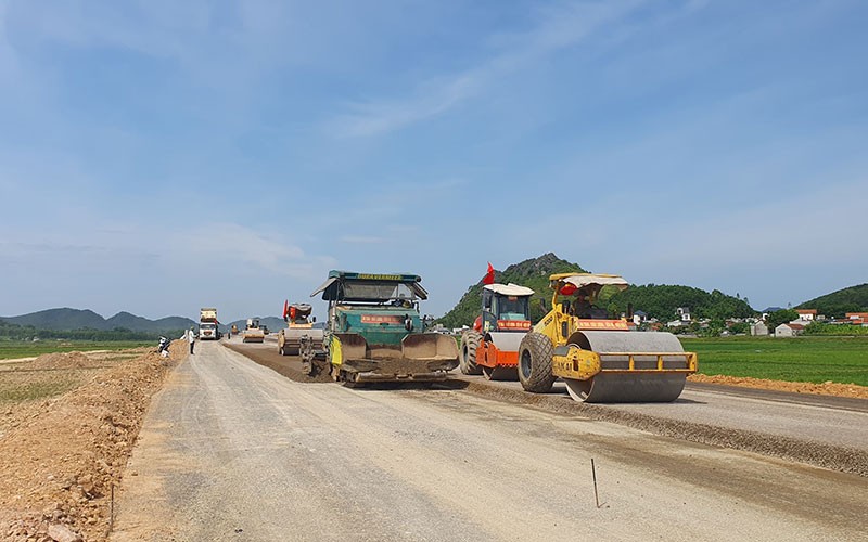 Các đơn vị thi công triển khai ba ca, bốn kíp để bảo đảm tiến độ hoàn thành dự án thành phần đầu tư xây dựng cao tốc Nghi Sơn-Diễn Châu. 
