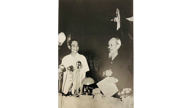 Bác Hồ và đồng chí Trần Hữu Dực tại Hội nghị thi đua “Quyết tâm đánh thắng giặc Mỹ xâm lược” của Bộ Công an (tháng 10/1966).