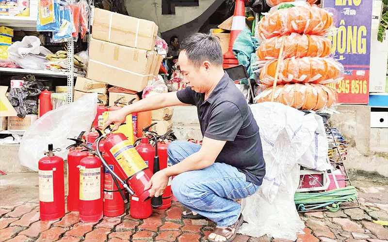Người dân Hà Nội tìm mua các sản phẩm phòng cháy, chữa cháy, bảo hộ, cứu nạn...