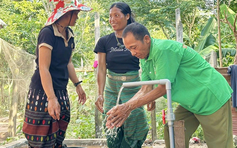 Người dân xã Thượng Trạch, huyện Bố Trạch (Quảng Bình) dùng nước sạch từ công trình nước do Bộ đội Biên phòng tặng.