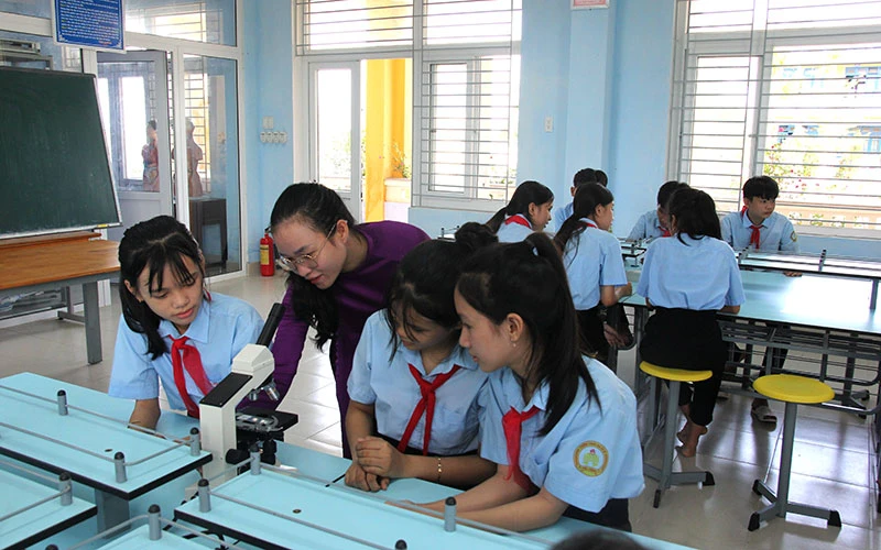 Cô và trò Trường THCS Phú Lương, huyện Phú Vang (Thừa Thiên Huế) trong giờ thực hành, thí nghiệm.