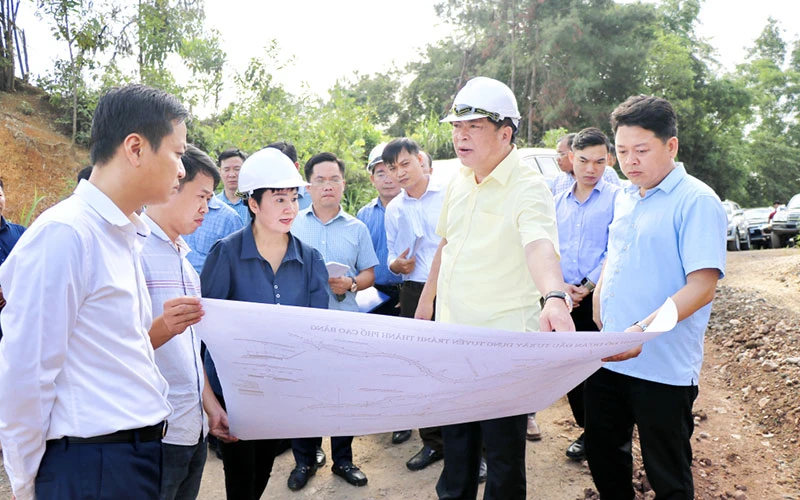 Lãnh đạo tỉnh Cao Bằng kiểm tra tiến độ thi công tuyến đường tránh thành phố Cao Bằng. (Ảnh BÁO CAO BẰNG) 