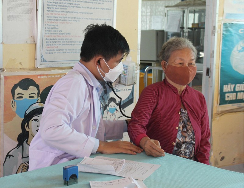 Khám bệnh, tư vấn sức khỏe miễn phí cho bệnh nhân ở xã Tam Hiệp, huyện Châu Thành, tỉnh Tiền Giang. (Ảnh: PHAN ĐÓN)