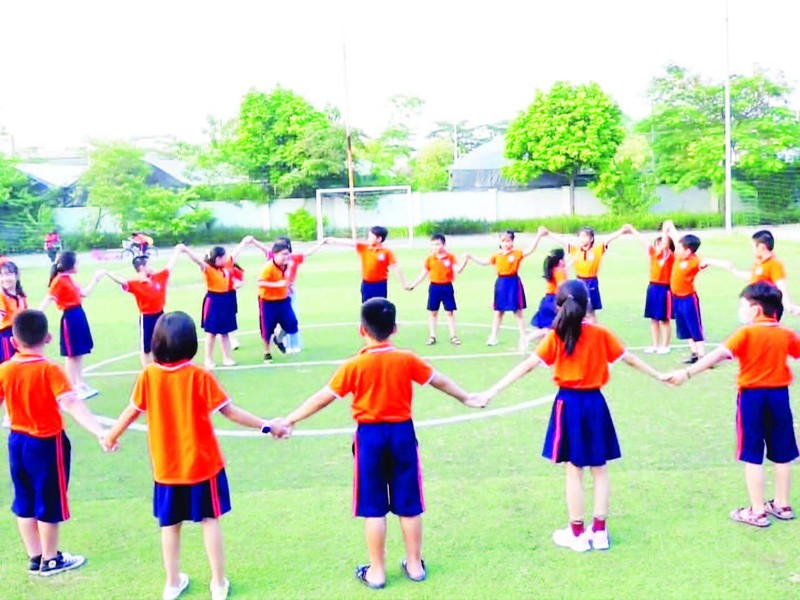 Học sinh Trường tiểu học Đoàn Kết (quận Long Biên) tham gia vào các trò chơi dân gian trong giờ học thể chất.