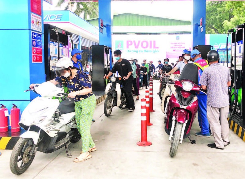 Người dân xếp hàng mua xăng tại một cửa hàng trên đường Nguyễn Sơn (quận Long Biên, Hà Nội).