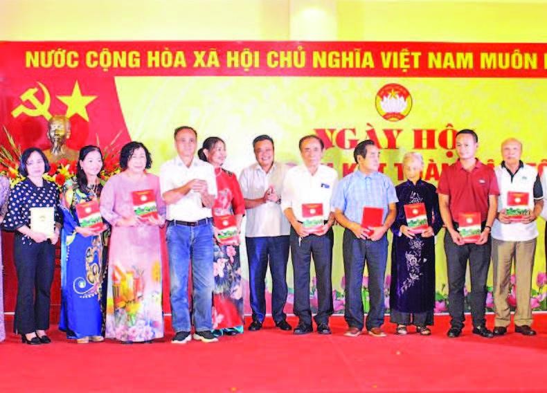 Lãnh đạo UBND thành phố Hà Nội trao quà tặng các gia đình tiêu biểu trong cuộc vận động “Toàn dân đoàn kết xây dựng nông thôn mới, đô thị văn minh”. (Ảnh: THỦY TIÊN)