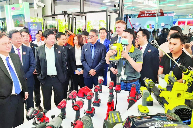 Các đại biểu tham quan các sản phẩm khoa học công nghệ cao được trưng bày tại Khu Công nghệ cao Thành phố Hồ Chí Minh.