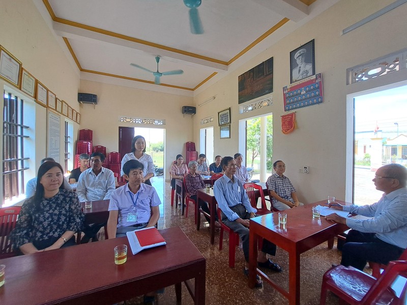 Cán bộ huyện Kim Sơn (Ninh Bình) dự sinh hoạt chi bộ xóm 13, xã Đồng Hướng.