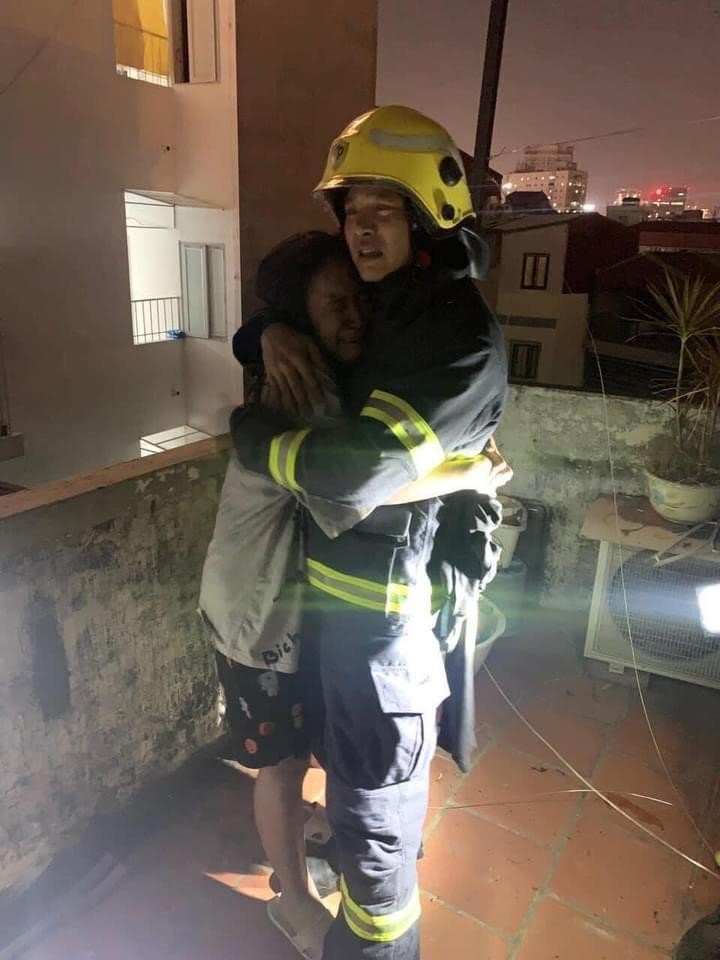 Thiếu tá Nguyễn Minh Đức, Đội phó Đội 2 PC07, Công an TP Hà Nội cùng đồng đội đã cứu thoát cháu Mai Linh trong vụ cháy chung cư mini tại ngõ 132 Cầu Giấy ngày 23/10/2022.