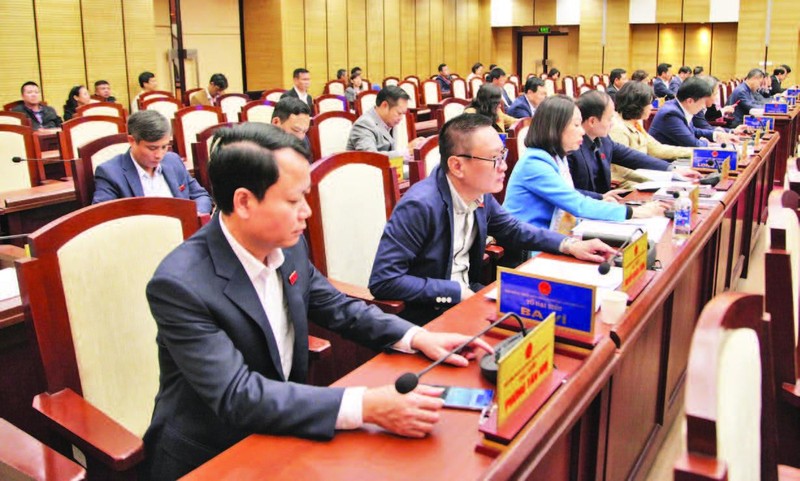 Các đại biểu biểu quyết thông qua Nghị quyết tại kỳ họp thứ 10, Hội đồng nhân dân thành phố Hà Nội .(Ảnh: DUY LINH)