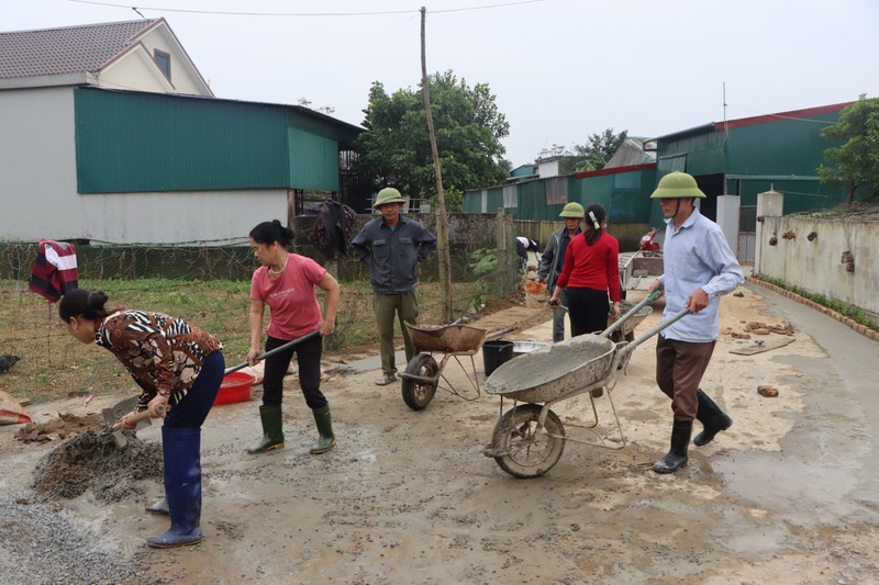 Bà con giáo xứ Quèn Đông (xã Cẩm Lộc, huyện Cẩm Xuyên, tỉnh Hà Tĩnh) đóng góp xây dựng nông thôn mới.