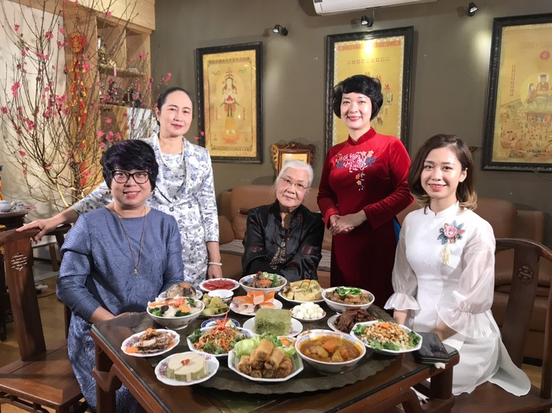 Nhà báo Vũ Thị Tuyết Nhung (thứ hai từ trái sang) cùng chuẩn bị mâm cỗ Tết của người Hà Nội với gia đình bà Lại Đoan Trang (phố Bà Triệu).