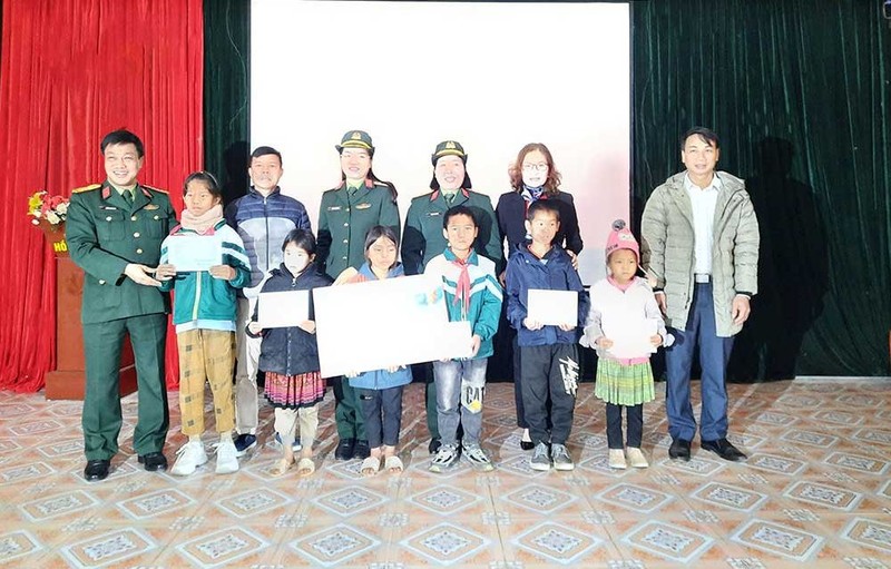 Đại diện Bộ Chỉ huy Quân sự tỉnh Điện Biên trao quà tặng học sinh nghèo vượt khó học giỏi ở xã Mường Toong, huyện Mường Nhé.