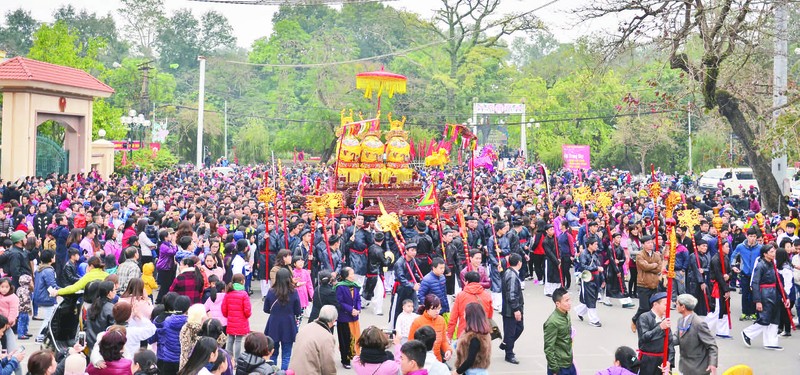 Lễ hội Đền Và (thị xã Sơn Tây) thu hút đông đảo du khách và người dân tham gia, chiêm bái.