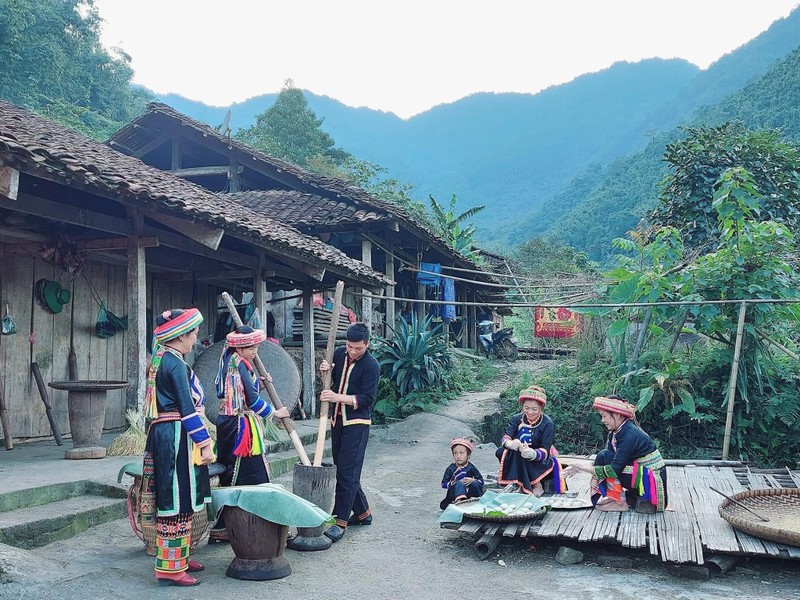 Đồng bào dân tộc Dao ở xã Yến Dương, huyện Ba Bể, tỉnh Bắc Kạn làm cốm. (Ảnh: MA NINH)
