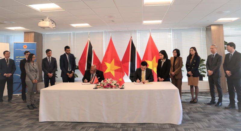 Lễ ký văn kiện thiết lập quan hệ ngoại giao Việt Nam-Trinidad và Tobago. (Ảnh: Bộ Ngoại giao)